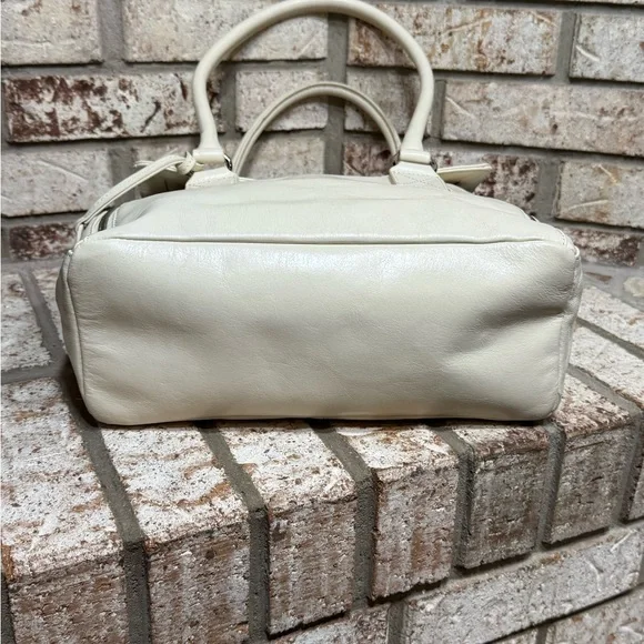 Badgley Mischka Ivory and Black Leather Tote Bag Silver Hardware Satchel - Picture 5 of 13